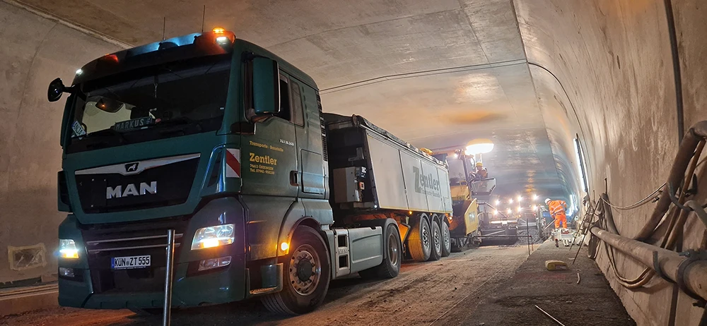 Einer unserer insgesamt 6 Zentler Thermo Abschieber LKWs bei Tunnelarbeiten im Stuttgarter Raum