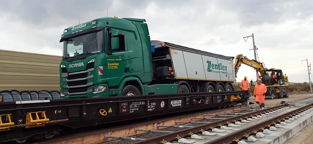 Thermo Abschieber LKW auf einer Bahn für Gleisarbeiten im Stuttgarter Raum
